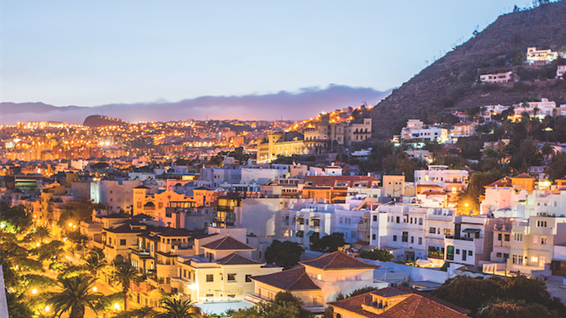 La Laguna und Santa Cruz: Die Rambla von Santa Cruz schmiegt sich in einem Halbkreis um die Innenstadt, der Boulevard endet auf beiden Seiten am Meer.