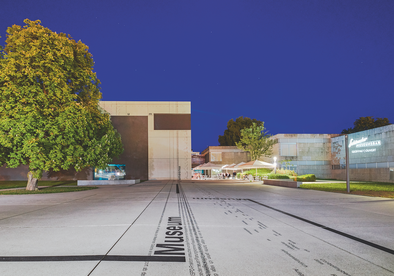 Saarlandmuseum: Gelungenes Ensemble: Die drei Schönecker-Pavillons (rechts) und der Neubau stehen gleichberechtigt nebeneinander.