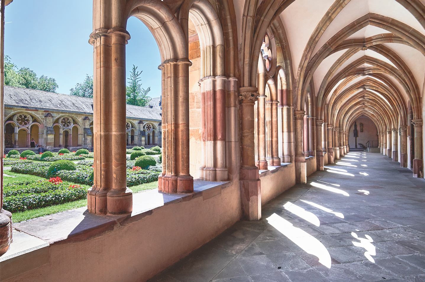 Unesco-Weltkulturerbe: Licht und Schatten: Der Kreuzgang entstand im 13. Jahrhundert, wurde mehrfach umgestaltet und 1944 erheblich zerstört. Heute wieder gut erkennbar: der ursprüngliche gotische Stil.