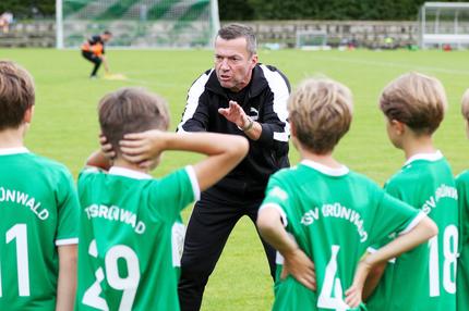 Lothar Matthäus: Lothar Matthäus, TV-Experte und ehemalige Fußballprofi, trainiert die E-Jugendmannschaft des TSV Grünwald. Matthäus trainiert mit großer Freude die E-Jugend-Mannschaft seines Sohnes.(zu dpa "Matthäus trainiert E-Jugend-Team: «Will für die Jungs das Beste»") +++ dpa-Bildfunk +++