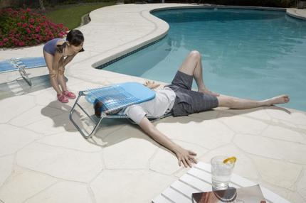 Sommer mit Kindern: Symbolbild: Ein erschöpfter Mann am Ende des Sommers.