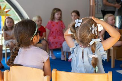 Kinderbetreuung: Mediennummer
477765421

Beschreibung
Kinder singen in der Kita „Sandflora“ gemeinsam mit einem Erzieher ein Lied. Die rheinland-pfälzische Bildungsministerin St. Hubig (SPD) will mehr Sprachbeauftragte in den Kitas. Sprachbeauftragte sind Erzieher oder Erzieherinnen, die im Umgang mit der sogenannten alltagsintegrierten Sprache besonders geschult sind und Impulse zu diesem Thema an...

+ Mehr lesen
Service
+++ dpa-Bildfunk +++

Aufnahmedatum
12.08.2024

Bildnachweis
picture alliance/dpa | Boris Roessler

Besondere Hinweise