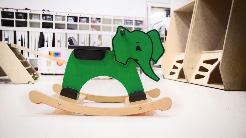 Kirchenaustritt: Der Elefant muss allein schaukeln. Der Kostendruck auf kirchliche Kitas ist enorm.