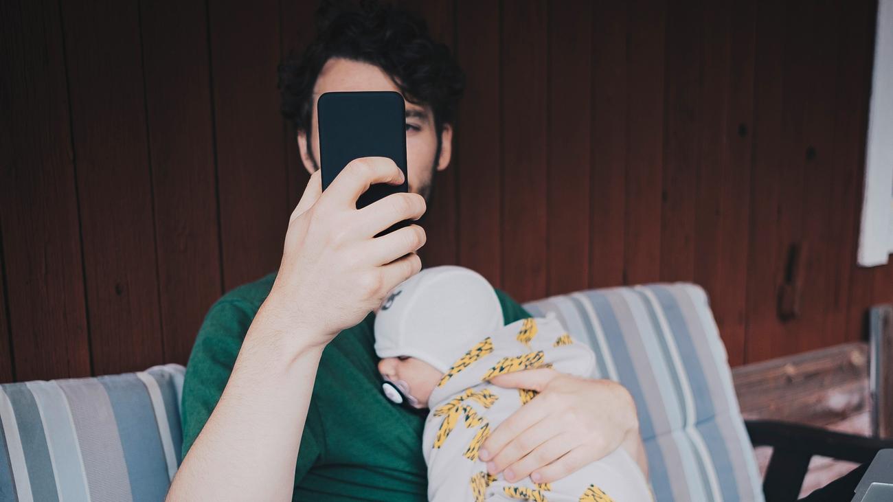 Handynutzung bei Eltern: Ich bin Vater, nehmt mir das Handy weg!