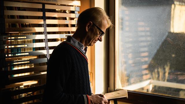 Tochter entdeckt geheimnisvolles Objekt in Mutter’s Nachtkästchen