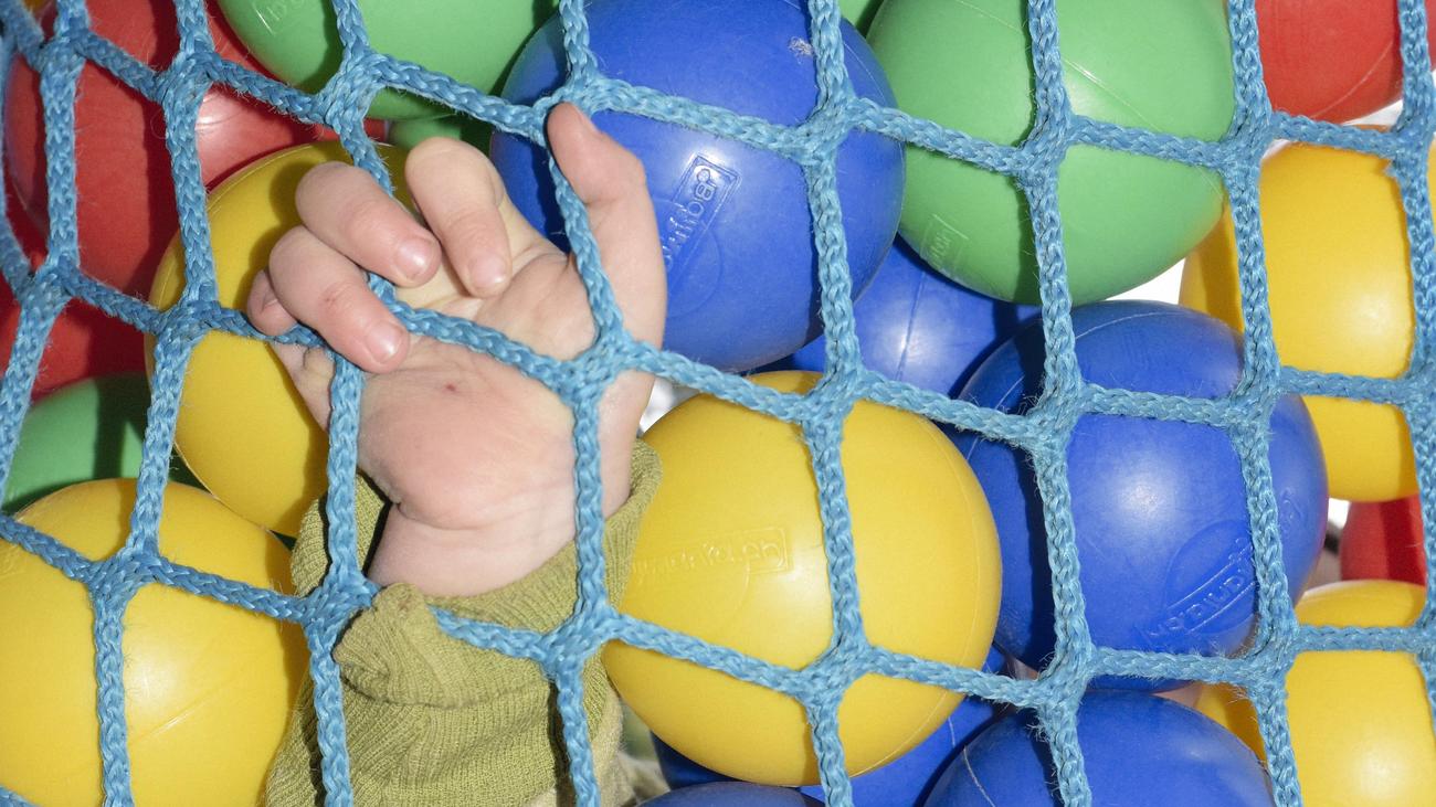 Herbert Renz-Polster: "Eltern machen es ihren Kindern schwer, sich zu entwickeln"