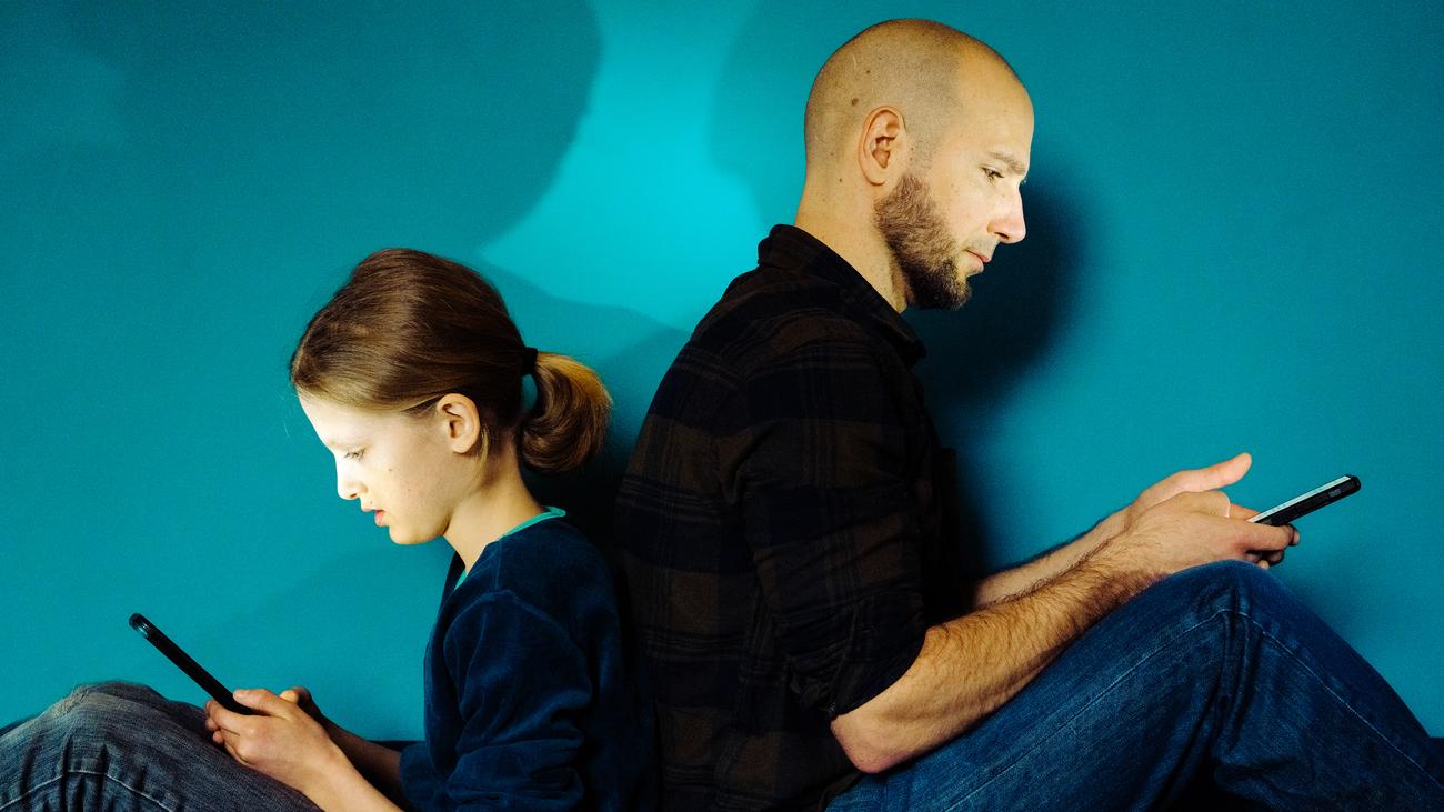 Elterliche Mediennutzung: Die 10 Handy-Gebote für Eltern