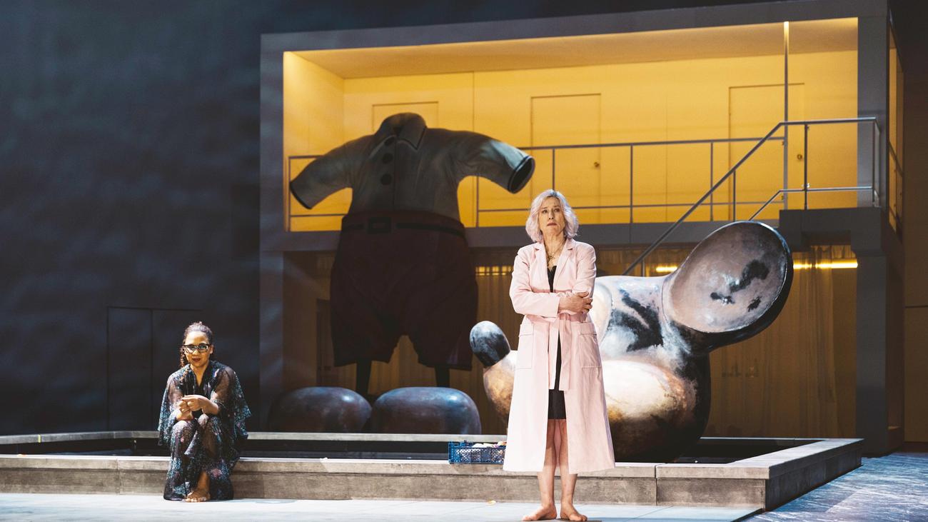 "Spirit and the Dust" im Deutschen Theater: Bringt mir den Kopf von Micky Maus