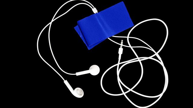 (+) Kopfhörerkabel: Nur so legt man sein Handy an die Kette