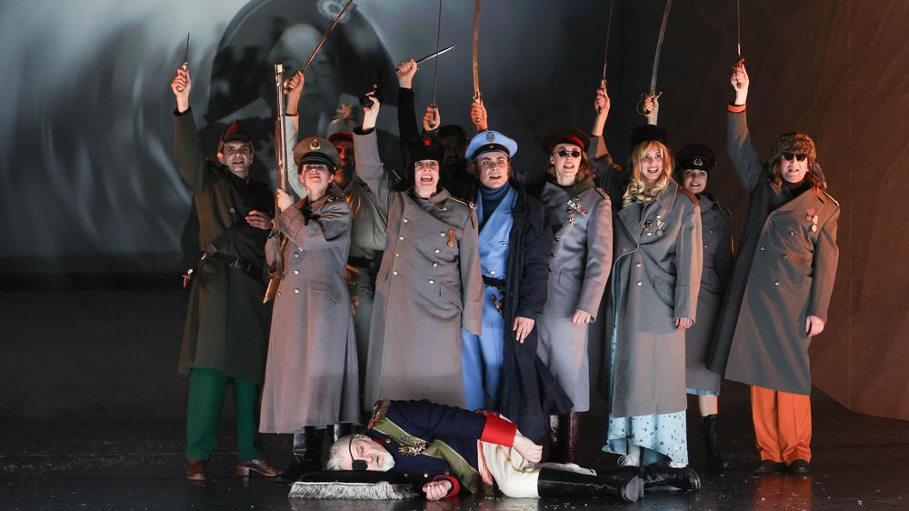 "Krieg und Frieden" am Theater Bremen: Es ist, als würde in dieser Inszenierung von Tolstois "Krieg und Frieden" ein riesiges verwundetes Herz pochen, das am Ende noch einmal so viel pumpt, wie es kann. Der Patient, klar: die Gegenwart.