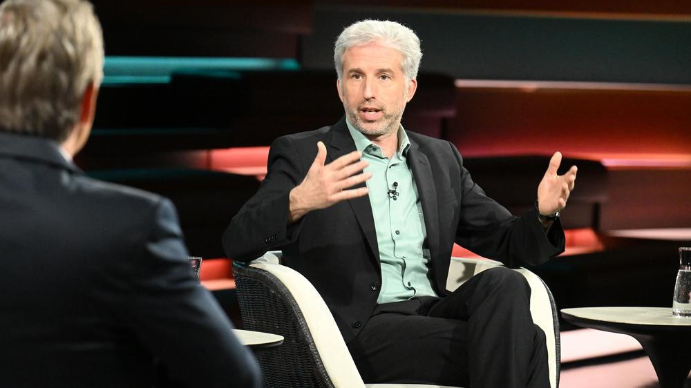 "Markus Lanz": "Wir wollen nicht, dass der sich mit uns freut": Das, sagt Boris Palmer (rechts) bei Markus Lanz (links), sei die Stimmung bei manchen Grünen in Baden-Württemberg ihm gegenüber, zuletzt etwa bei einer Wahlparty.