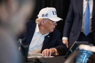Schlag gegen den Iran: PALM BEACH, FLORIDA - FEBRUARY 28: (EDITOR'S NOTE: This handout image was provided by a third-party organization and may not adhere to Getty Images' editorial policy) U.S. President Donald Trump (L) speaks to White House Chief of Staff Susie Wiles as he oversees "Operation Epic Fury" at Mar-a-Lago on February 28, 2026 in Palm Beach, Florida. President Trump announced today that the United States and Israel had launched strikes on Iran targeting political and military leaders, as well as Iran’s ballistic missile and nuclear programs. (Photo by Daniel Torok/White House via Getty Images)
