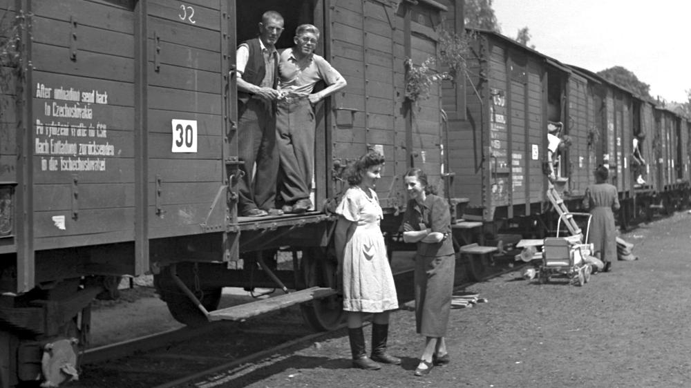 Erinnerungskultur: Welcher Teil der Vertreibung soll künftig in Berlin wie gezeigt werden? Hier abgebildet: Sudetendeutsche, die 1946 aus einem Internierungslager in Liberec (Reichenberg) in Nordböhmen in Güterwaggons in Richtung Deutschland abtransportiert werden.