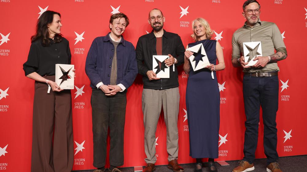 Journalistenpreis: In der Kategorie »Beste Reportage« wird ZEIT-Autor Philipp Daum (Mitte) mit dem »stern«-Preis ausgezeichnet. Emile Ducke (2.v.l.) erhält den Preis für die »Fotogeschichte des Jahres«.