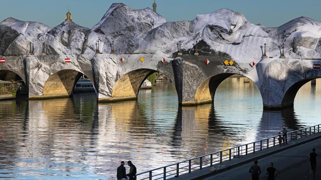 JR am Pont Neuf: In Paris platzt ein Gebirge