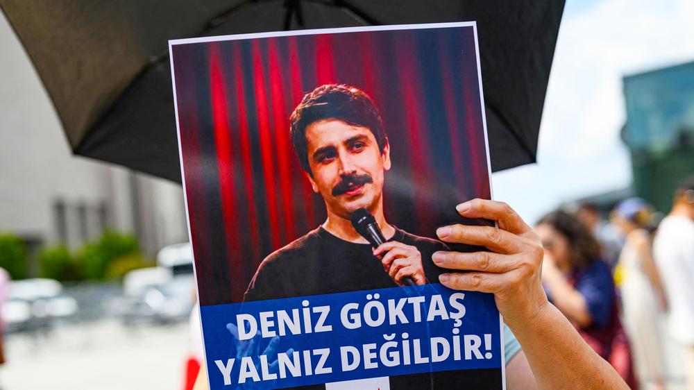 Recep Tayyip Erdoğan: »Deniz Göktaş ist nicht allein«: Protestierende fordern vor dem Çağlayan-Justizpalast in Istanbul die Freilassung des Komikers, der wegen seiner Stand-up-Show verhaftet wurde.