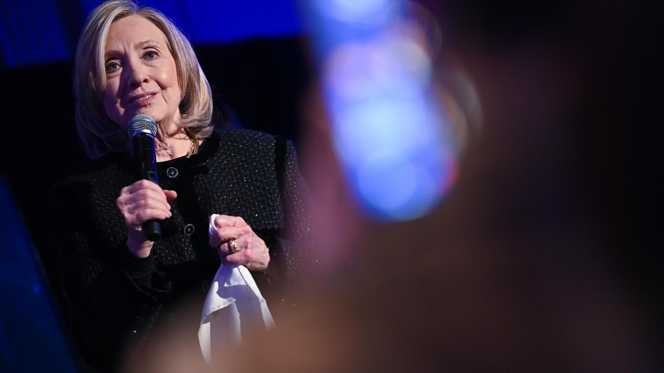 "Maischberger": Hillary Clinton kritisiert Umgang der US-Regierung mit Epstein-Akten