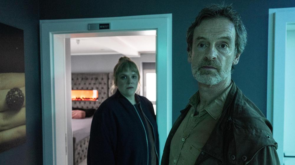 "Tatort" Dortmund: Kommissar Faber (Jörg Hartmann, rechts) und Kollegin Herzog (Stefanie Reinsperger, im Hintergrund)