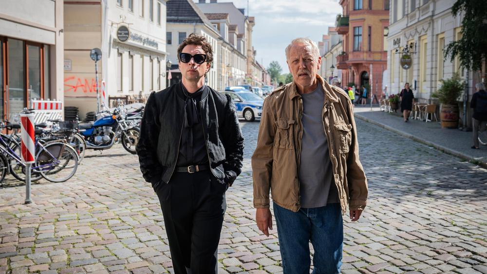 "Polizeiruf 110" Świecko: Tatort Potsdam: Die Kommissare Vincent Ross (André Kaczmarczyk, links) und Karl Rogov (Frank Leo Schröder) sind ausnahmsweise mal in der Potsdamer Innenstadt unterwegs.