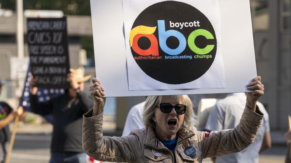  Menschen versammelten sich im September 2025 vor dem Hauptquartier eines ABC-Fernsehsender in Seattle, um gegen die Absetzung der Late-Night-Show von Jimmy Kimmel durch ABC zu protestieren.