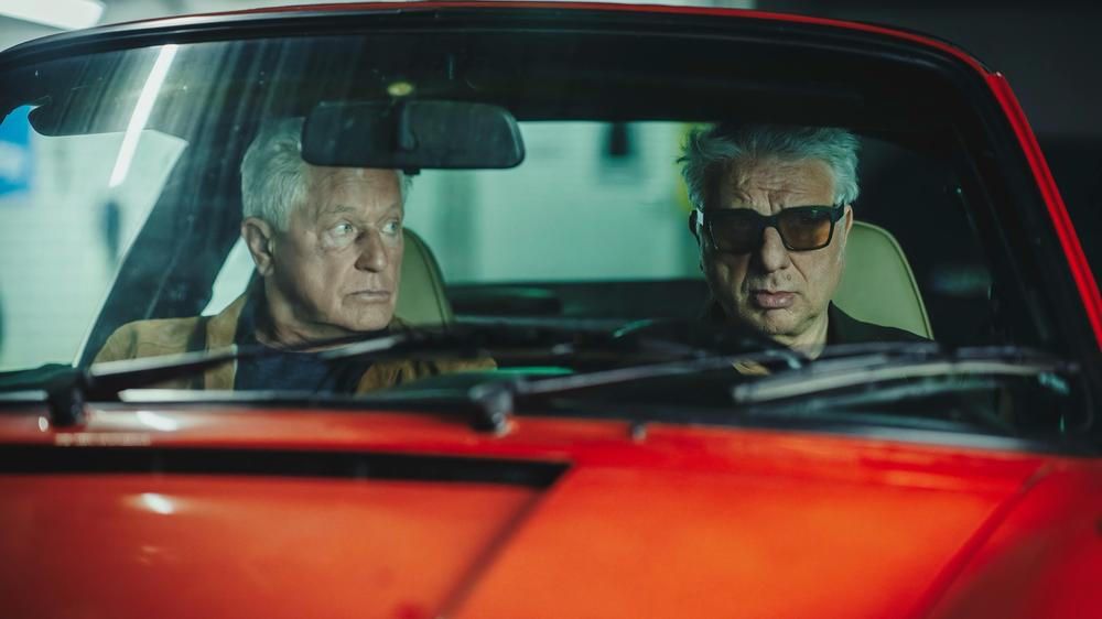 "Tatort" München: Ihr schaugt's aber guad aus heid: Die Pensionisten Ivo (Miroslav Nemec) und Franz (Udo Wachtveitl) im Porsche auf Posten
