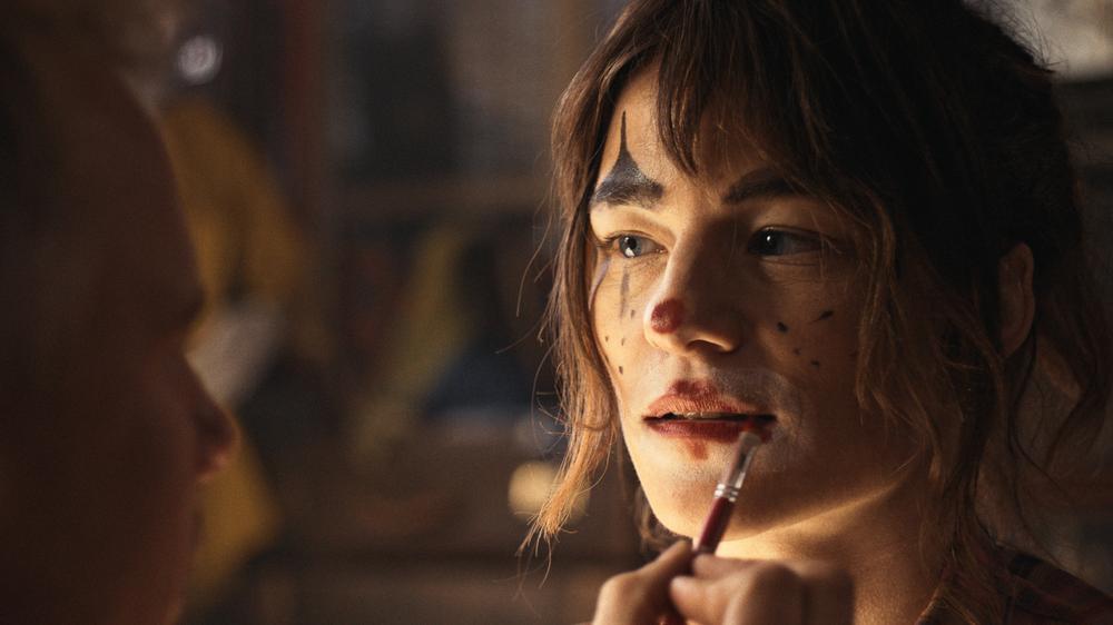  Die Aufgabe eines Clowns sei es, zu zeigen, dass es immer eine zweite Sichtweise auf das Leben gibt. Das lernt Barbara (Valerie Pachner) im Film.