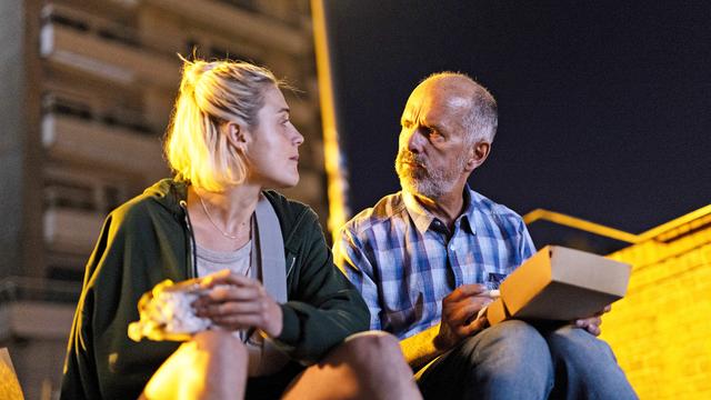 "Summer on Asphalt": At least there's a balcony scene