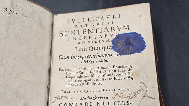 »Pauli Sententiae« von 1594: Über 400 Jahre altes Buch im Sozialkaufhaus wiedergefunden