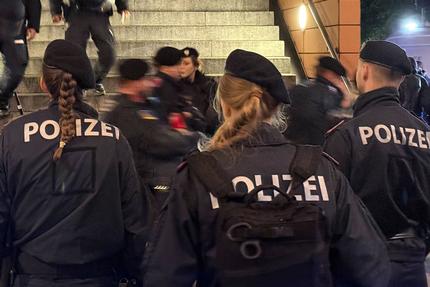 ESC in Wien: Polizisten nehmen Anti-Israel-Demonstranten am Rande des streng bewachten Eurovision Song Contest fest. Die Demonstranten protestieren gegen die Teilnahme Israels am ESC. 16.05.2026 Wien