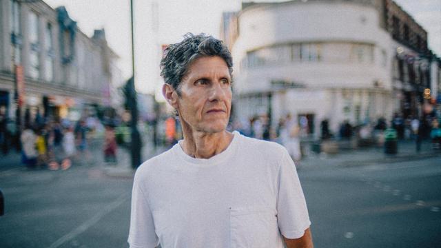 »Thank You« von Mike D: Am Mischpult steht ein Aktionskünstler