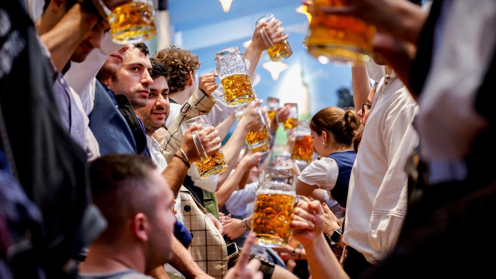 オクトーバーフェストのビール：ミュンヘンの住民は長年インフレに慣れている。今年もビール1リットルの価格は上昇し続けている。

