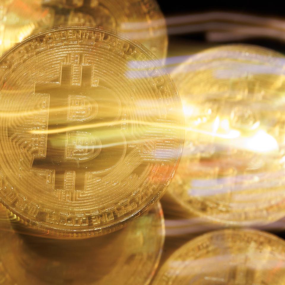 Kryptowährung: Bitcoin fällt auf niedrigsten Kurs seit Februar | DIE ZEIT