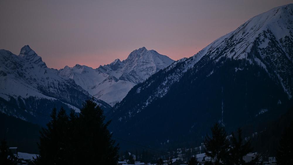 Unsicherheit an den Börsen: Rauf oder runter? In der Silhouette der Davoser Berge lassen sich auch Kursverläufe erkennen.