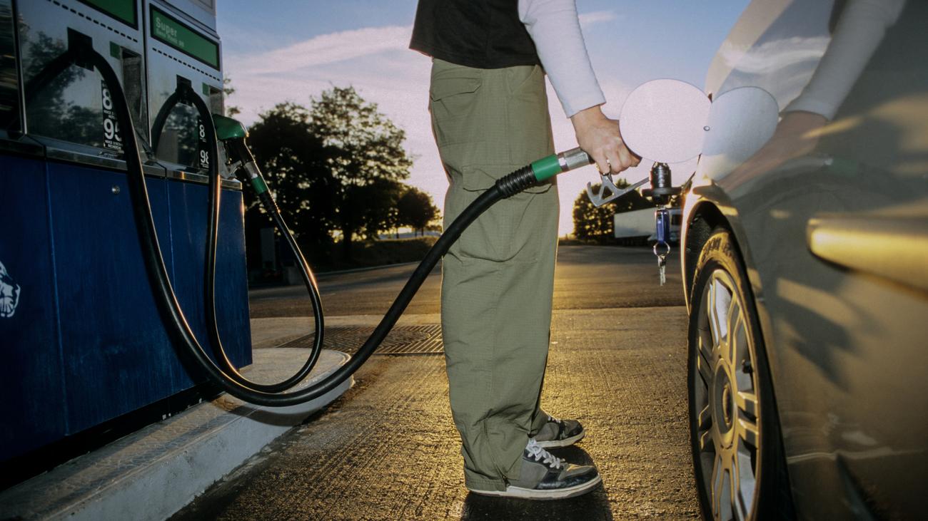 Änderungen im April 2026: Neue Preisregel beim Tanken, USB-Anschlüsse bei Laptops verpflichtend