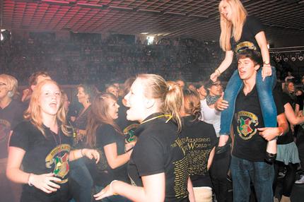 Abi-Feier: Feiern vor der Notenvergabe. Die Abiturienten vom Herzog-Ernst-Gymnasium in Uelzen tanzen zur selbst gestalteten Abi-Show.