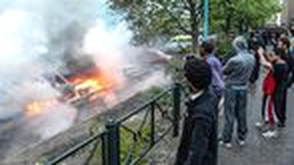 Ausschreitungen: Schaulustige fotografieren die Brände im Stockholmer Vorort Rinkeby.