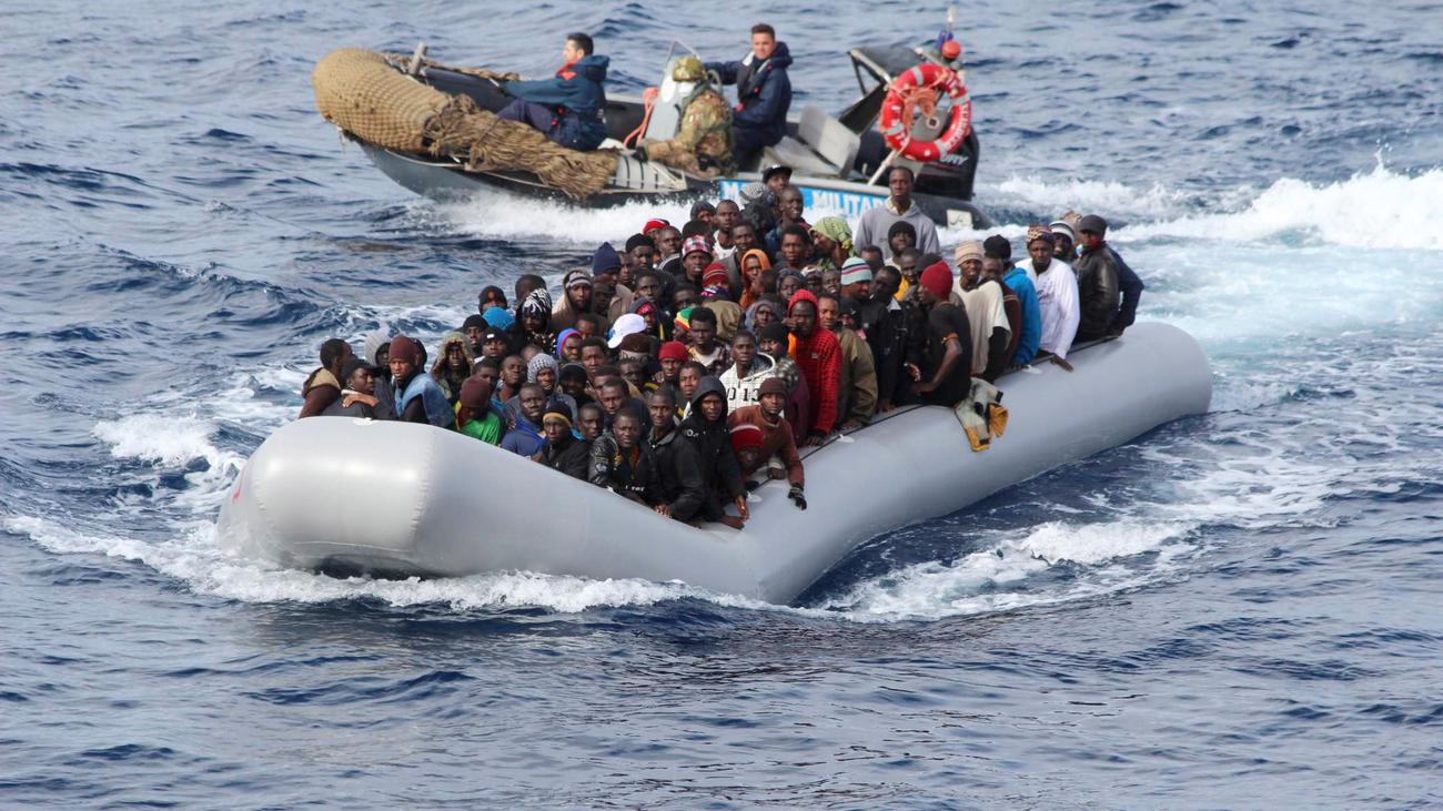 Lampedusa: Tausend Flüchtlinge aus dem Mittelmeer gerettet  ZEIT ONLINE