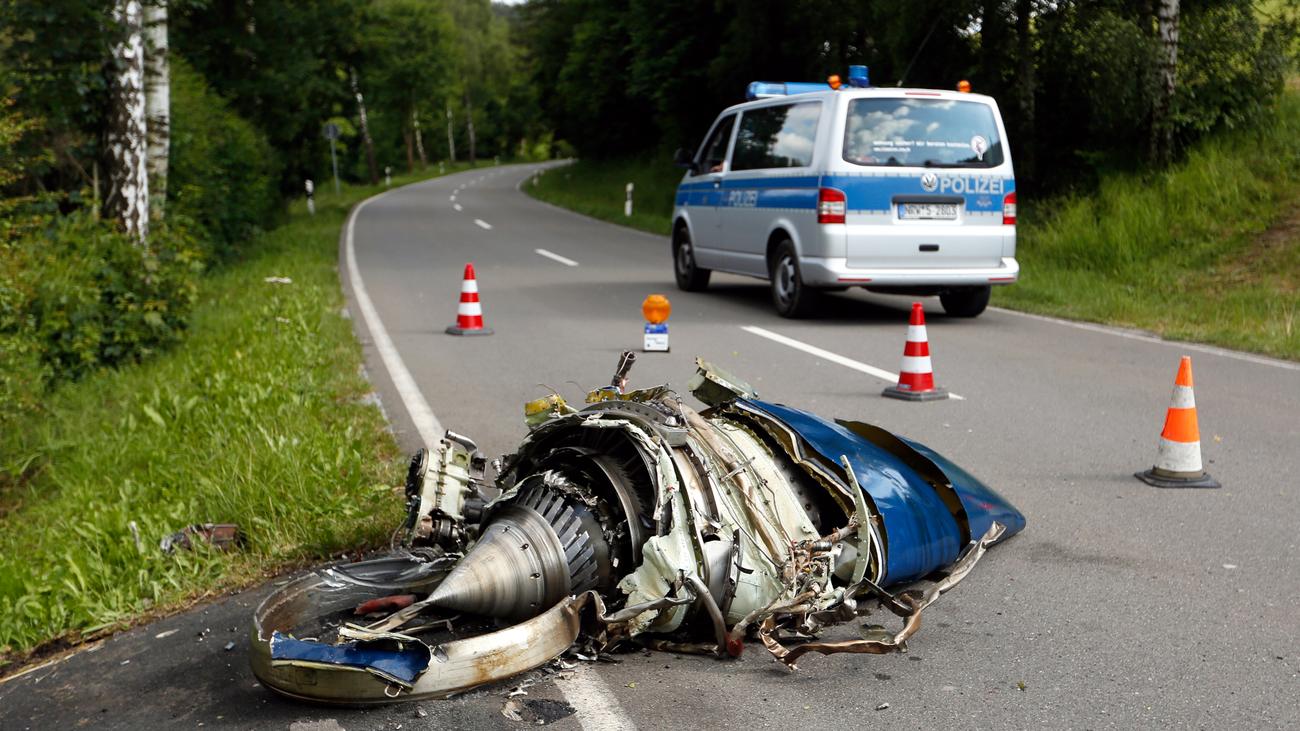 Sauerland: Kleinflugzeug Stürzt Nach Zusammenprall Mit Kampfjet Ab ...