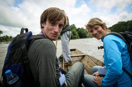 Ebola: Amrai Coen und Malte Henk auf dem Fluss Moa am Grenzübergang Sierra Leone/Guinea