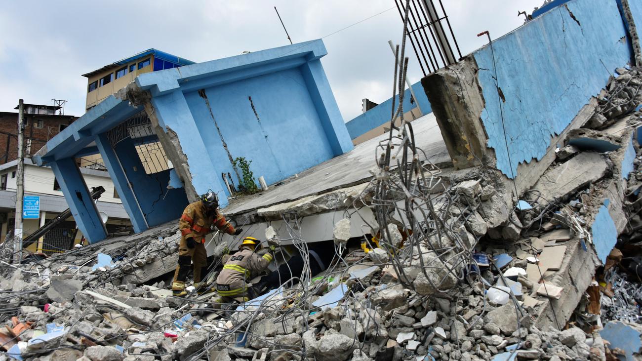 Erdbeben In Ecuador Helfer Suchen Noch Nach Hunderten Vermissten Zeit Online