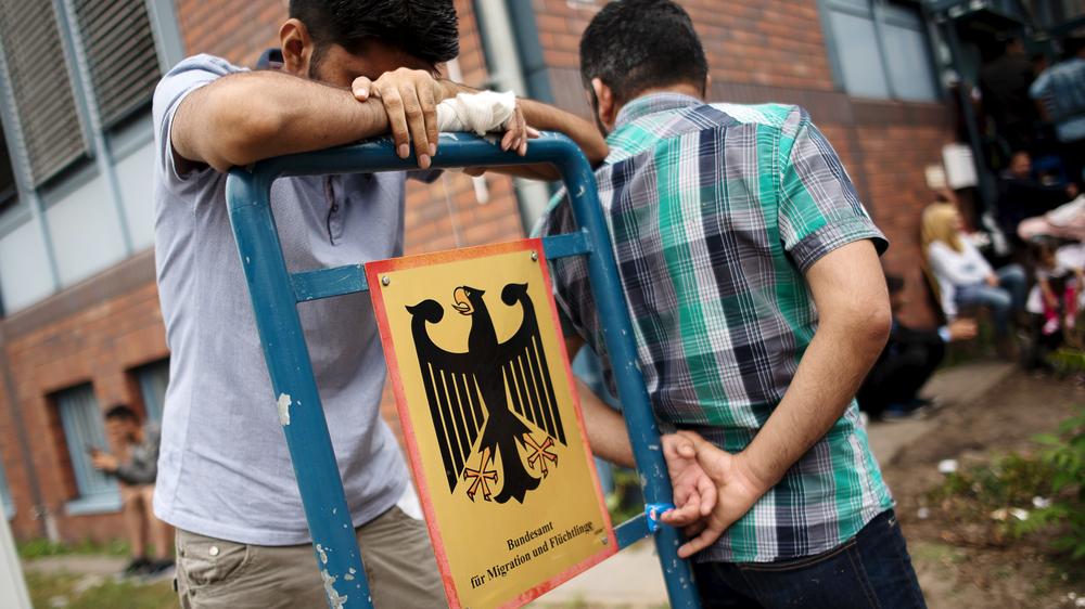 Flüchtlinge: Asylbewerber warten vor dem Bundesamt für Migration und Flüchtlinge (Bamf) in Berlin-Spandau.