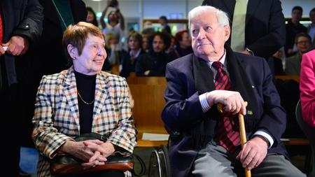 Ruth Loah Lebensgefahrtin Von Helmut Schmidt Ist Tot Zeit Online