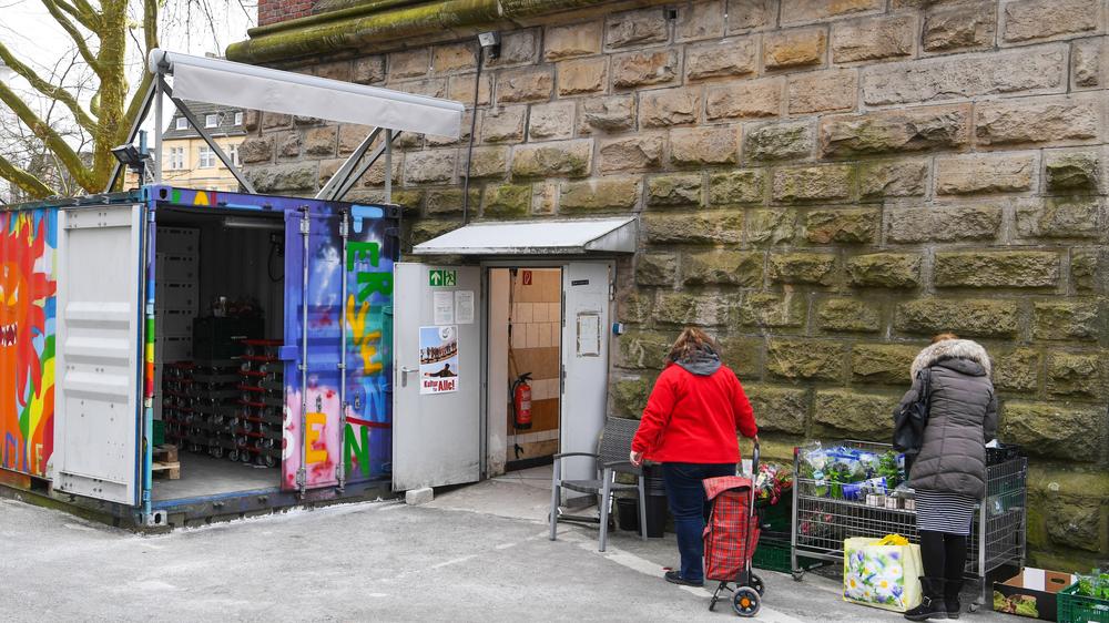 Armut in Deutschland: Der Eingang der Tafel in Essen. Vor allem Hartz-IV-Empfänger nutzen die Angebote der sozialen Einrichtung. 