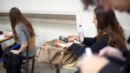 Frankreich Parlament Beschliesst Handyverbot An Schulen Zeit Online