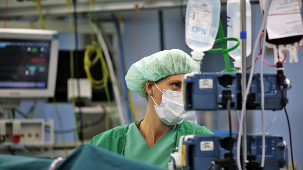 Frank Ulrich Montgomery Ärztepräsident fordert mehr Ärzte in Kliniken ZEIT ONLINE