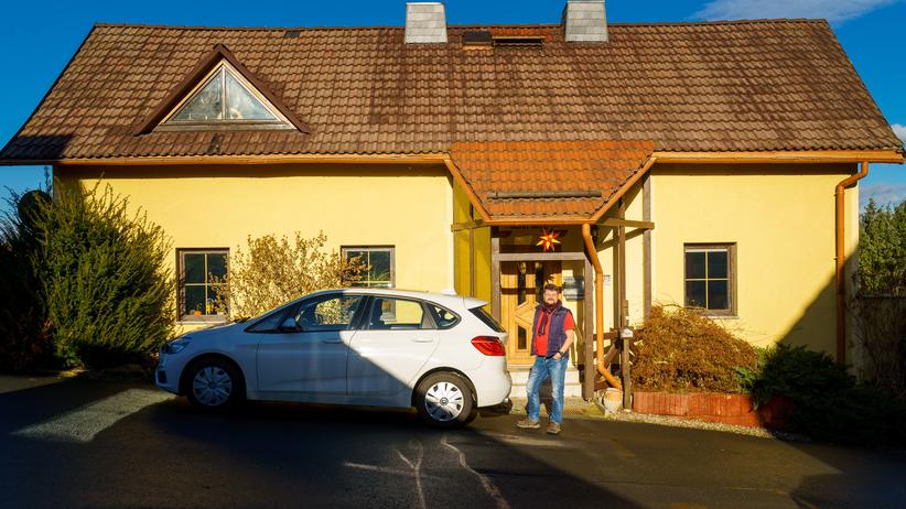 CDU-Basis: Stephan Degen vor seinem Eigenheim in Perba