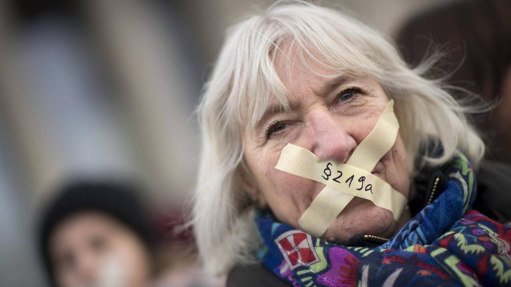 Paragraf 219a: Die Hoffnung vieler Frauen, dass das sogenannte Werbeverbot für Schwangerschaftsabbrüche abgeschafft werden könnte, hat sich nicht erfüllt.