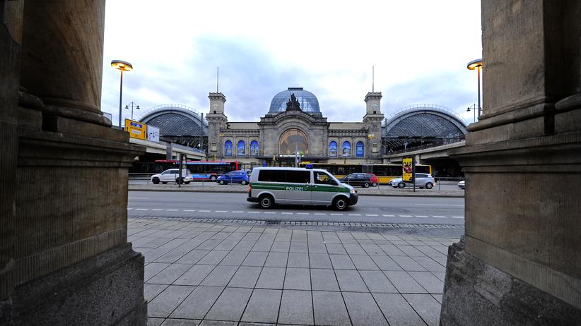 Dresden: Ein Polizeiwagen vor dem Dresdner Hauptbahnhof
