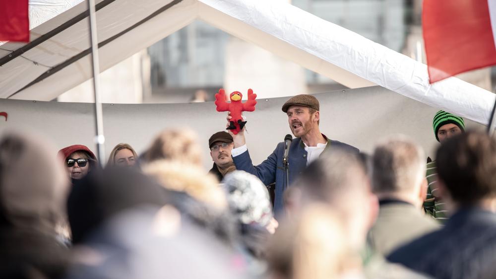 Pressefreiheit: Reichsbürgerinnen stellen sich gegen die Demokratie, hier bei einer Demonstration vorm Bundestag im Januar 2019.