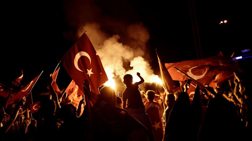 Türkei: Unterstützer von Ministerpräsident Erdogan schwenken Türkei-Flaggen nach dem gescheiterten Putschversuch. Die türkische Regierung macht den islamischen Prediger Fethullah Gülen für den Umsturzversuch verantwortlich.